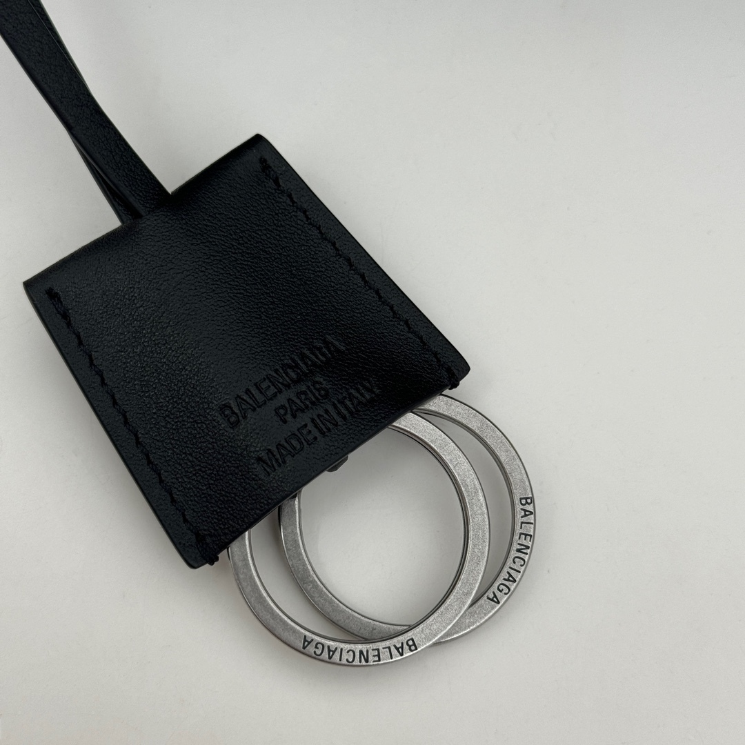 巴黎世家𝗕𝗮𝗹𝗲𝗻𝗰𝗶𝗮𝗴𝗮 🖤🖤出貨了！
款號：795456克色銀扣
尺寸：22.8×9.9×8.3cm
