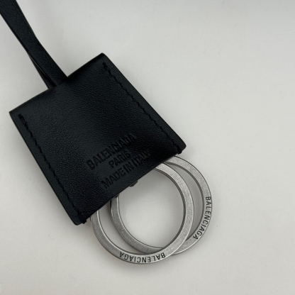 巴黎世家𝗕𝗮𝗹𝗲𝗻𝗰𝗶𝗮𝗴𝗮 🖤🖤出貨了！
款號：795456克色銀扣
尺寸：22.8×9.9×8.3cm
