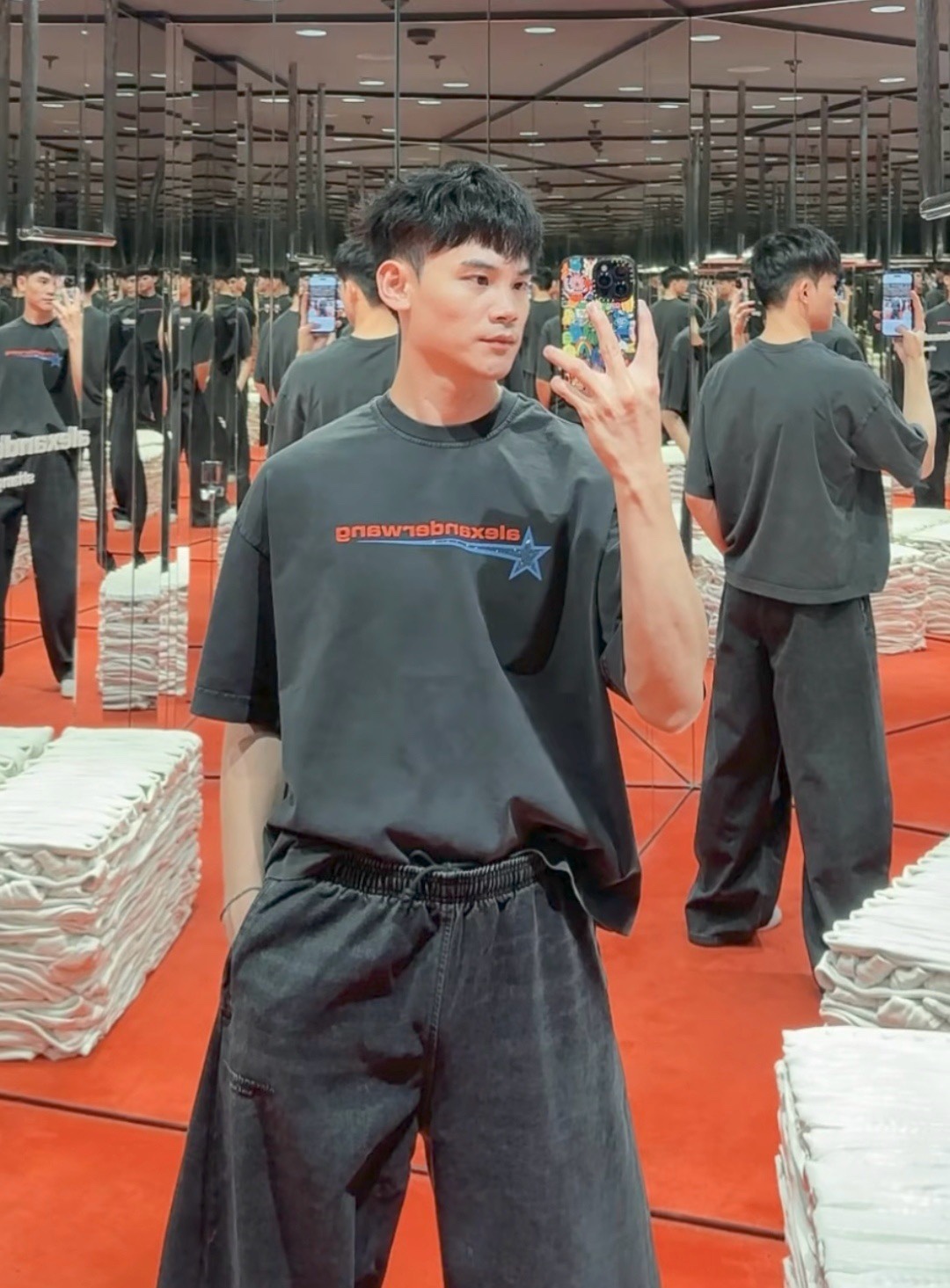 🔝Alexander Wang 亞歷山大王 26SS 燙鑽流星印花短袖T恤
獨家對版定織定染高品質精梳棉棉紗 面料手感柔軟舒適，與原版面料相同！水洗去毛，正品版型，做到了真正的"oversize“版型
尺碼：S-XL