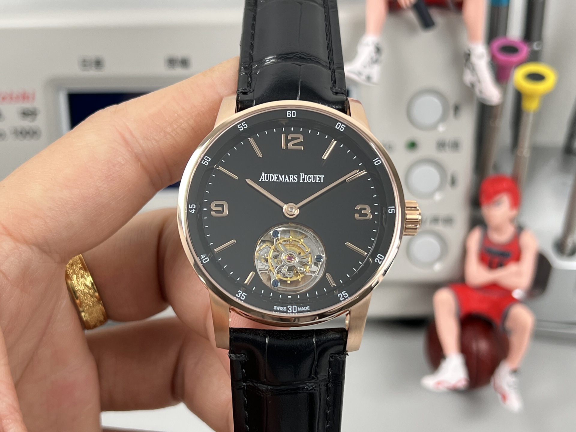 
新款愛彼真陀飛輪CODE11.59系列26396男士腕表！完美與個性的體驗！
1⃣️直徑42MM！表面玻璃採用水晶藍寶石玻璃。
2⃣️搭載Cal.2950全自動陀飛輪機芯，動力儲存60小時！
3⃣️錶帶採用進口意大利小牛皮以及帆布皮帶可選！
3⃣️表殼採用316L精鋼材質，整殼CNC高精准處理，密度與原裝吻合！          
4⃣️表面採用砂金石琺瑯錶盤
整體按照原裝顏色完美呈現！
5⃣️殼套分圈口.殼.底蓋三件套，整體角度完美體現拉絲工藝，品質與美的融合！