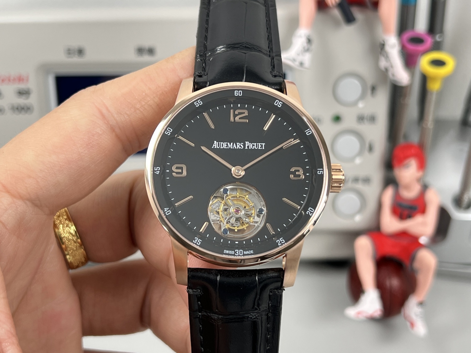 
新款愛彼真陀飛輪CODE11.59系列26396男士腕表！完美與個性的體驗！
1⃣️直徑42MM！表面玻璃採用水晶藍寶石玻璃。
2⃣️搭載Cal.2950全自動陀飛輪機芯，動力儲存60小時！
3⃣️錶帶採用進口意大利小牛皮以及帆布皮帶可選！
3⃣️表殼採用316L精鋼材質，整殼CNC高精准處理，密度與原裝吻合！          
4⃣️表面採用砂金石琺瑯錶盤
整體按照原裝顏色完美呈現！
5⃣️殼套分圈口.殼.底蓋三件套，整體角度完美體現拉絲工藝，品質與美的融合！