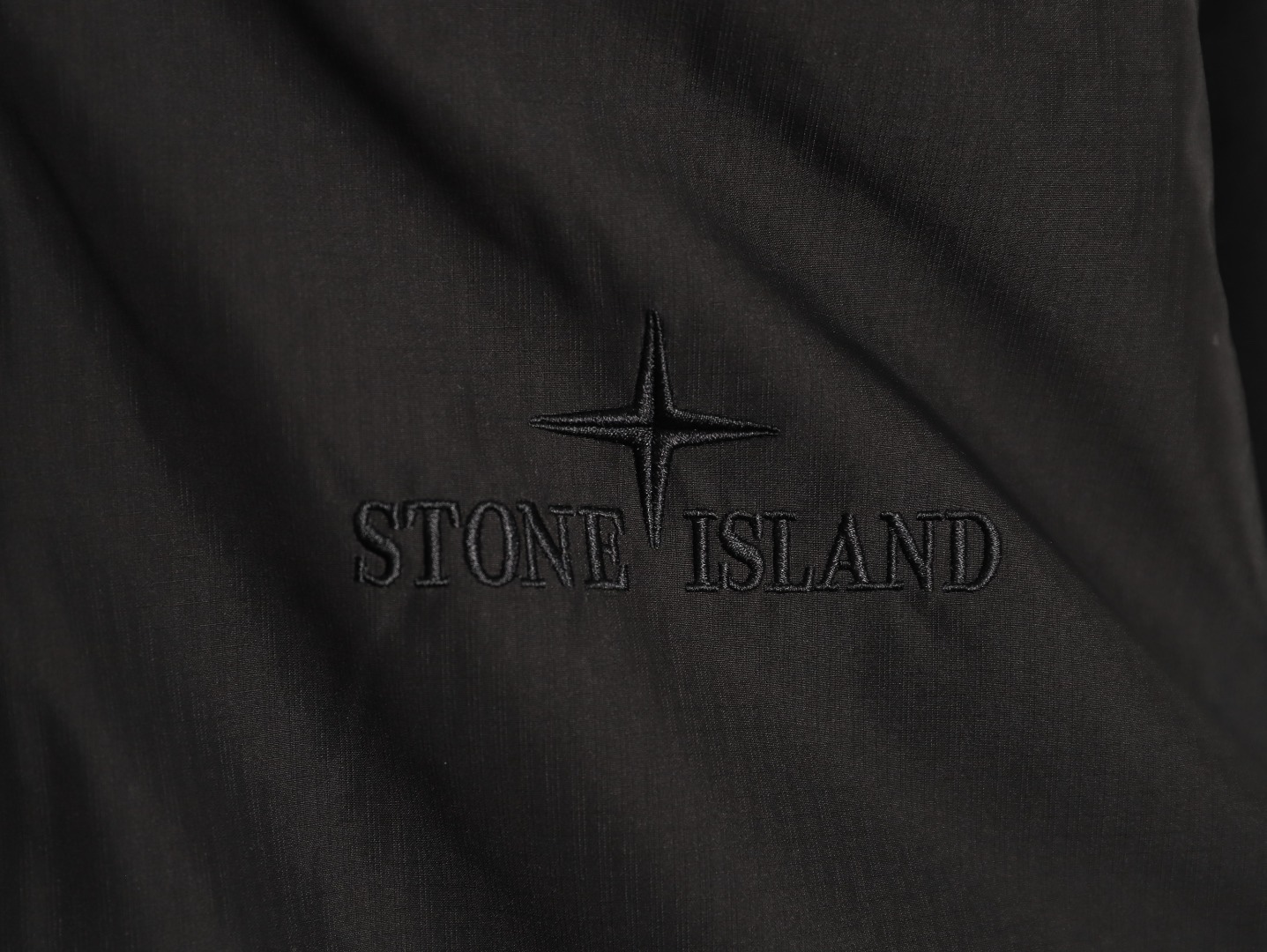 Stone Island/石頭島 24ss 手臂刺繡羅盤衝鋒衣外套
石頭島春季最熱單品 超級吸睛的一款衝鋒衣外套 一眼就能愛上 採用梭織防風防水面料 手感細膩順滑 寬松連帽的版型  水洗標一應俱全 細節滿滿的一款衝鋒衣 大廠代工 品質可靠 

-略帶復古感的機能衝鋒衣 城市徒步 戶外穿行都很出挑 男女都可以駕馭的一款潮流單品 
Color：黑色
A Size：S-XXL