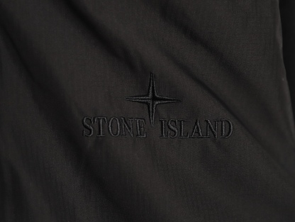 Stone Island/石頭島 24ss 手臂刺繡羅盤衝鋒衣外套
石頭島春季最熱單品 超級吸睛的一款衝鋒衣外套 一眼就能愛上 採用梭織防風防水面料 手感細膩順滑 寬松連帽的版型  水洗標一應俱全 細節滿滿的一款衝鋒衣 大廠代工 品質可靠 

-略帶復古感的機能衝鋒衣 城市徒步 戶外穿行都很出挑 男女都可以駕馭的一款潮流單品 
Color：黑色
A Size：S-XXL