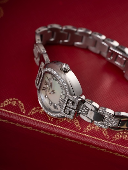 全新第6代升級版全面到貨，🎀🎀
CARTIER 卡地亞-—Tortue（龜形）🎮1480系列全面升級版到貨（此次更新底蓋蝕字加深，整體更接近原裝字體，皮表則升級為原版頭層意大利🇮🇹小牛皮、匠心打造還原原裝美感）當所有的腕表都是圓形的、Tortue腕表前衛的龜甲形設計元素、開角處的緊箍咒形雙向設計寓意“愛你一萬年”呼應卡家一貫的品牌設計理念，“經過那麼長時間你依舊是我最愛的人”細心挑選每一個八箭八星鑽石，秉著超越傳統追求創新的設計理念，再次成為了經典傳世之作！