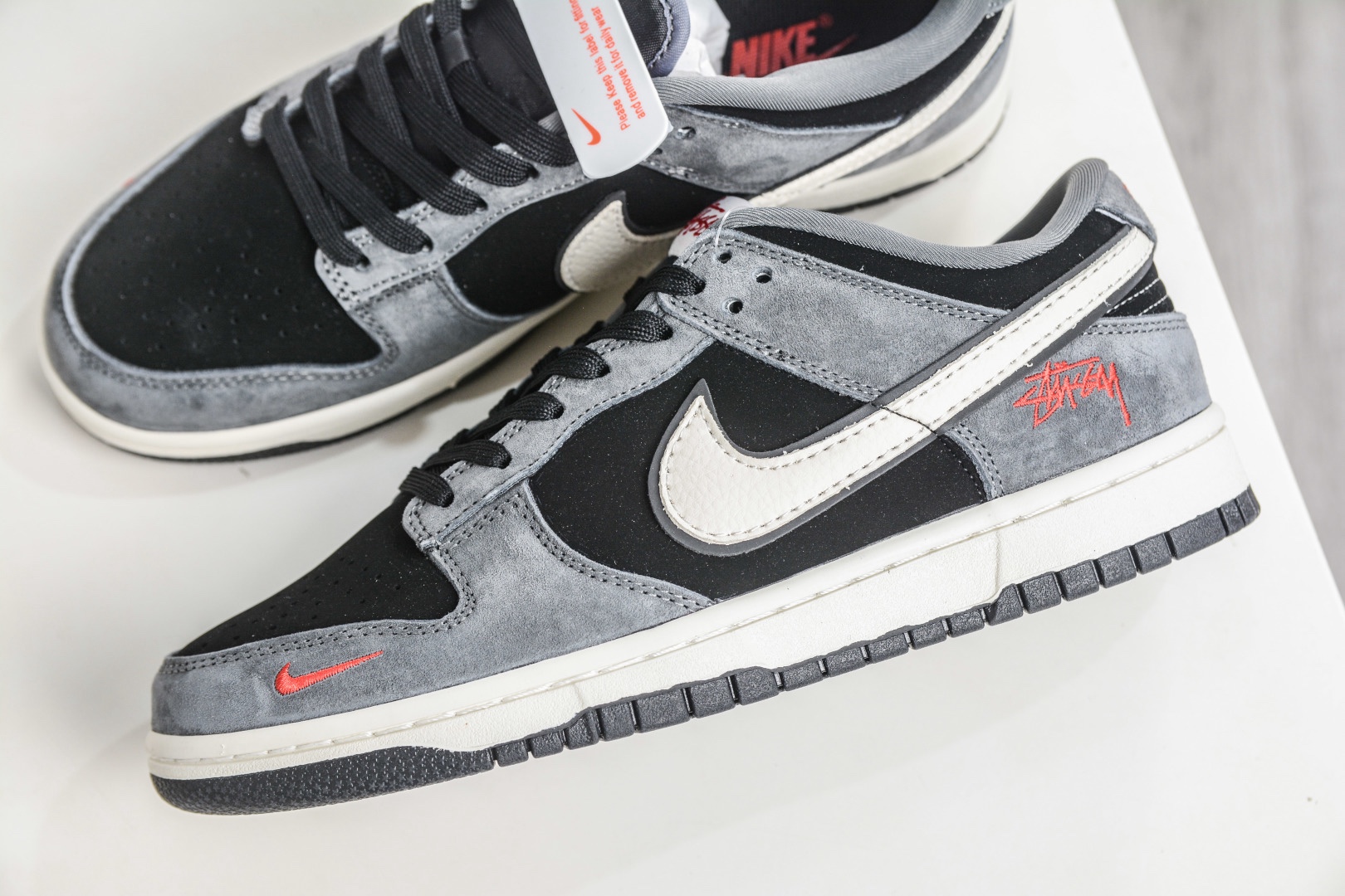 Nike SB Dunk Low X Stussy 斯圖西聯名—灰黑米白勾 
貨號:TX1688 003
尺碼：36 36.5 37.5 38 38.5 39 40 40.5 41 42 42.5 43 44 44.5 45