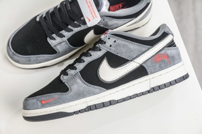 Nike SB Dunk Low X Stussy 斯圖西聯名—灰黑米白勾 
貨號:TX1688 003
尺碼：36 36.5 37.5 38 38.5 39 40 40.5 41 42 42.5 43 44 44.5 45
