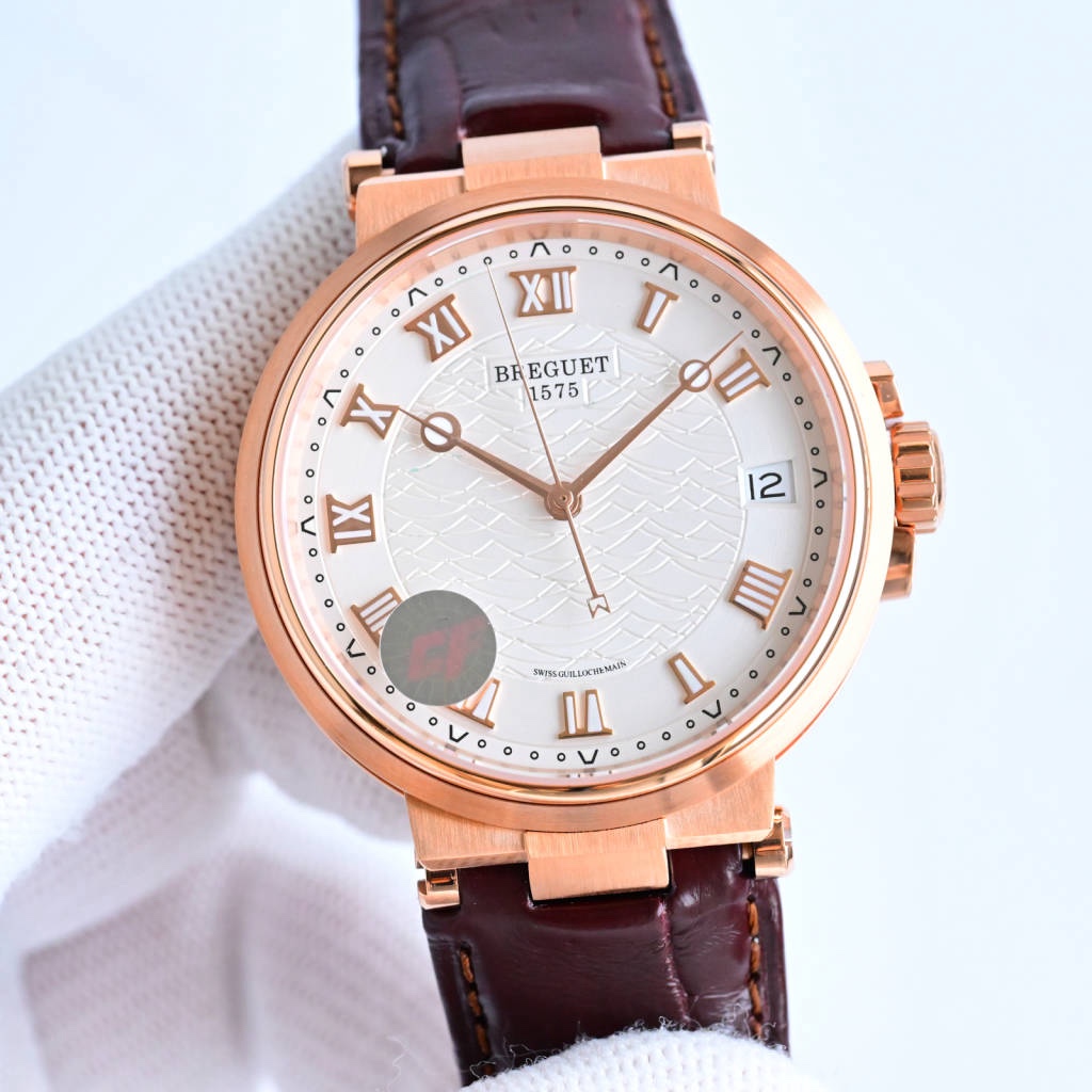 CF新品發佈會，寶璣-Breguet
航海MARINE航海系列5517款腕表，航海天文鐘的起源作品，“時計本是兵家利器”說的就是這款腕表，鐘錶界的巨作。工廠全面抄寫原裝數據，98%還原殼型字面，彰顯原裝優雅硬朗的氣質，原裝同款777A自動機械機芯，鐫刻獨立編號與寶璣先生簽名。直徑40毫米。正反均為藍寶石防刮玻璃，旋入式防水錶冠。實測防水深度100米。搭配飾有太陽放射紋錶盤，配裝進口鰐魚皮錶帶，以零頭的價格給您帶來原裝超值體驗。