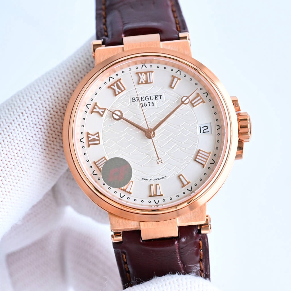 CF新品發佈會，寶璣-Breguet
航海MARINE航海系列5517款腕表，航海天文鐘的起源作品，“時計本是兵家利器”說的就是這款腕表，鐘錶界的巨作。工廠全面抄寫原裝數據，98%還原殼型字面，彰顯原裝優雅硬朗的氣質，原裝同款777A自動機械機芯，鐫刻獨立編號與寶璣先生簽名。直徑40毫米。正反均為藍寶石防刮玻璃，旋入式防水錶冠。實測防水深度100米。搭配飾有太陽放射紋錶盤，配裝進口鰐魚皮錶帶，以零頭的價格給您帶來原裝超值體驗。