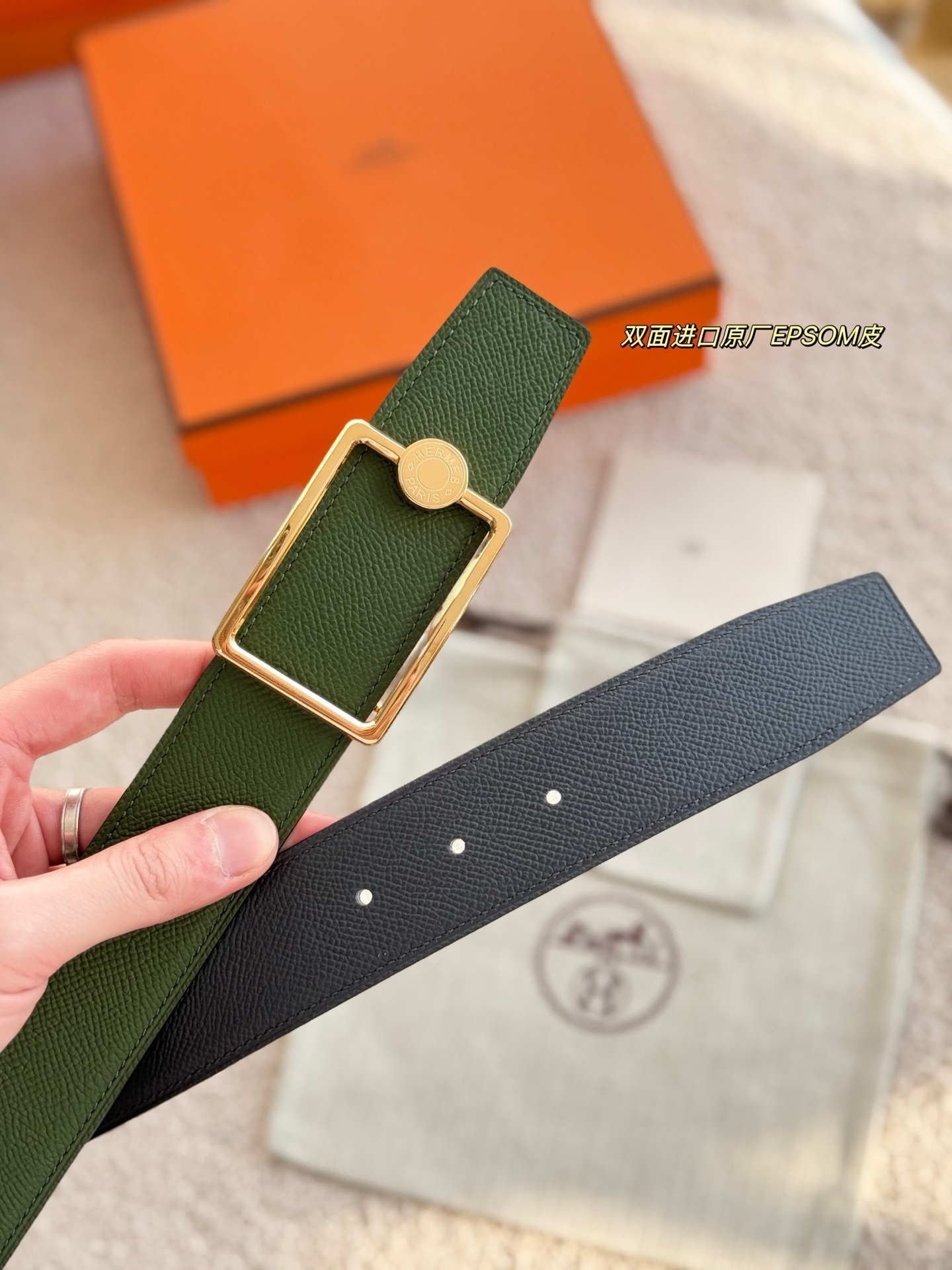 
❤️款 （ Y AA 080 ）OSCAR 搭配双面进口Epsom 皮 宽度38MM 以其精湛工艺高品质材料和经典设计备受推崇 是男士腰带顶级选择 简约大气 适合商务和休闲场合 产品手感细腻 不仅是实用配饰 更是身份与品味的象征 ❤️