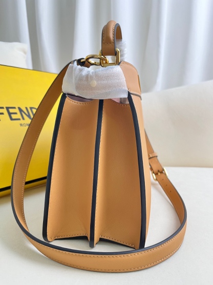 Peekaboo Iseeu 皮革手袋更多細節 Iconic Peekaboo ISeeU手袋，皮革材質，兩側綴以經典的扭鎖。柔和軟納帕皮革襯里，兩個隔層由硬質隔板隔開，配有系扣內部口袋和金色金屬件。手袋配有手柄和可調節、可拆卸式肩帶，可手提、肩背或斜挎。意大利製造 材質： 面料：牛皮革 里料：羊皮革 深度：11 長度 27 高度 21 
款號：0229