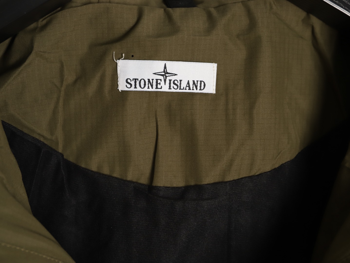 Stone Island/石頭島 24ss 手臂刺繡羅盤衝鋒衣外套
石頭島春季最熱單品 超級吸睛的一款衝鋒衣外套 一眼就能愛上 採用梭織防風防水面料 手感細膩順滑 寬松連帽的版型  水洗標一應俱全 細節滿滿的一款衝鋒衣 大廠代工 品質可靠 

-略帶復古感的機能衝鋒衣 城市徒步 戶外穿行都很出挑 男女都可以駕馭的一款潮流單品 
Color：黑色
A Size：S-XXL