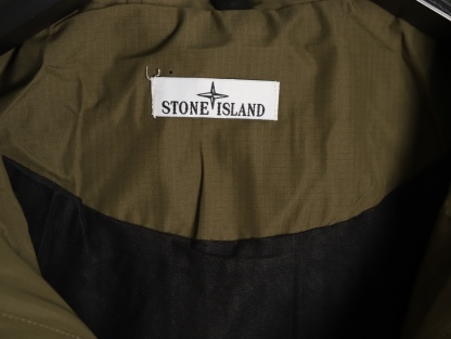 Stone Island/石頭島 24ss 手臂刺繡羅盤衝鋒衣外套
石頭島春季最熱單品 超級吸睛的一款衝鋒衣外套 一眼就能愛上 採用梭織防風防水面料 手感細膩順滑 寬松連帽的版型  水洗標一應俱全 細節滿滿的一款衝鋒衣 大廠代工 品質可靠 

-略帶復古感的機能衝鋒衣 城市徒步 戶外穿行都很出挑 男女都可以駕馭的一款潮流單品 
Color：黑色
A Size：S-XXL