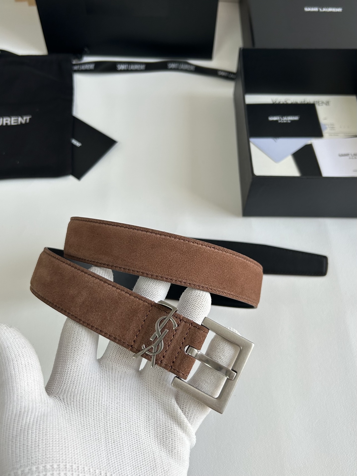 聖羅蘭 女士腰帶，進口小牛皮 配以CASSANDRE 標識腰帶環。古銅色金銀五金可選。精緻優雅的設計，寬度3.0cm