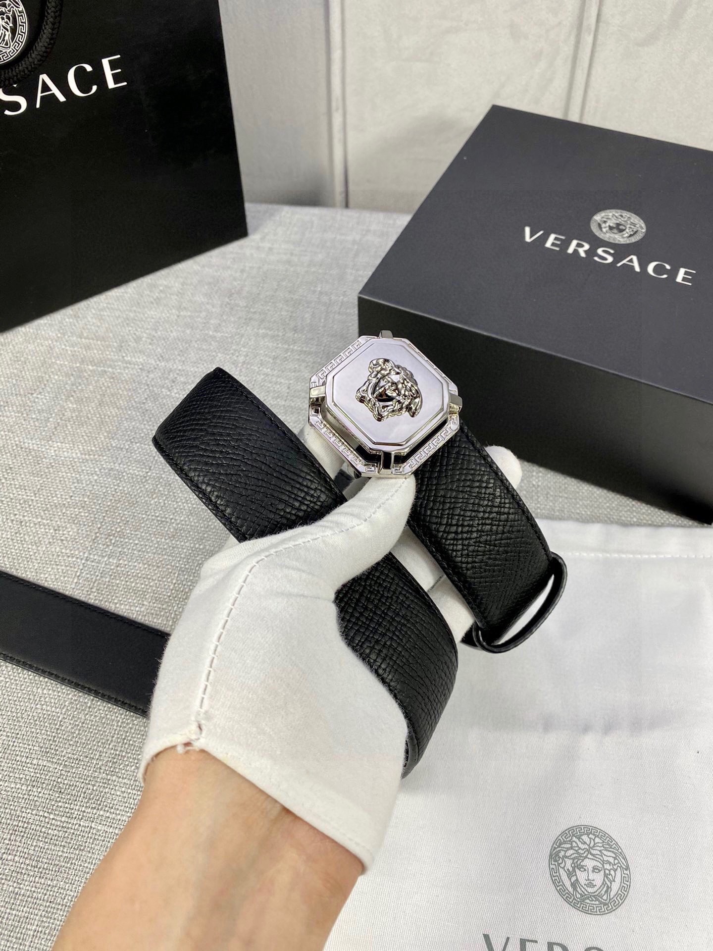 寬度：4.0cm （範思哲）兩面荔枝紋腰帶飾有標誌性的Versace美杜莎頭像扣，彰顯品牌格調。是一款精美的衣櫥必備單品。