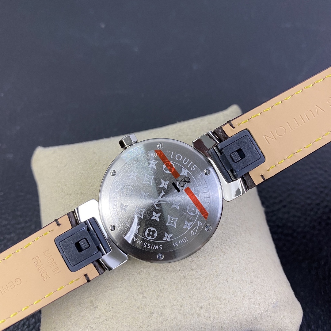 LV工廠超神之作，LV——TAMBOUR SLIM全系列陸續空降市場！致敬原廠 完成使命！
【三大超級亮點】腕表尺寸34mm
1.錶盤的填油細膩，印刷立體，刻度鑲嵌工整，個個精品無瑕。
2.藍寶水晶通透感極佳，與殼體銜接完美。
3.表殼打磨呈現瑞士一線品牌高級質感。
【兩大必買理由】
1.錶帶採用ECCO Leather皮料供應商——手工縫製！還原正品按鍵式快拆設計，方便快捷。
2.2020年最具性價比腕表——採用瑞士石英機芯，做工翻倍無返修，不但是送禮佳品，更是自留神器！
LV工廠一家專為復刻LV腕表而