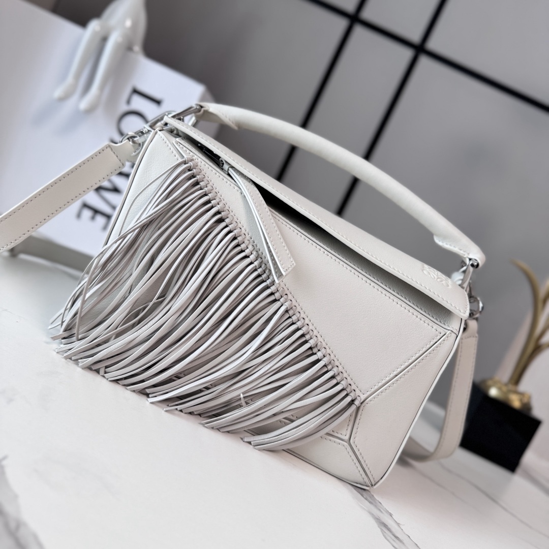 L⊚℮w℮🌟新款🆕小號經典牛皮革Fringe Puzzle手袋
Puzzle 以別具一格的幾何線條勾勒長方體造型*此小號版本採用經典牛皮革製成，搭配手工打結流蘇裝飾。手袋為新春系列作品。小號Puzzle可以容納例如一隻大號錢包，所有尺寸的手機和太陽鏡，肩背或斜挎*手拿或頂部提手攜帶*肩帶可調節，可拆卸*一個內部插袋和一個外部後方拉鍊口袋*拉鍊開合帶牛皮革拉鍊頭*人字紋棉質帆布襯里Anagram 壓紋🌟
size:24*10.5*16CM
型號：062611（配全套包裝）