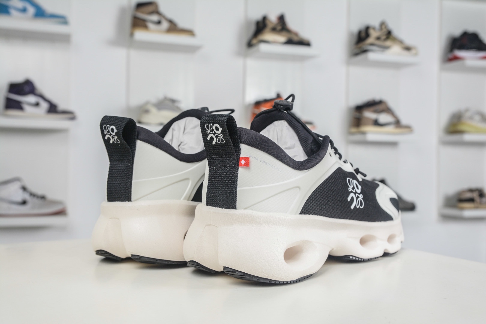 LOEWE羅意威 x ON昂跑 聯名款 Cloudsolo 
貨號: 3MF30664605
尺碼：36 36.5 37 37.5 38 38.5 39 40 40.5 41 42 42.5 43 44 44.5 45 46（真半碼）（⚠️袋子丟失扣10）