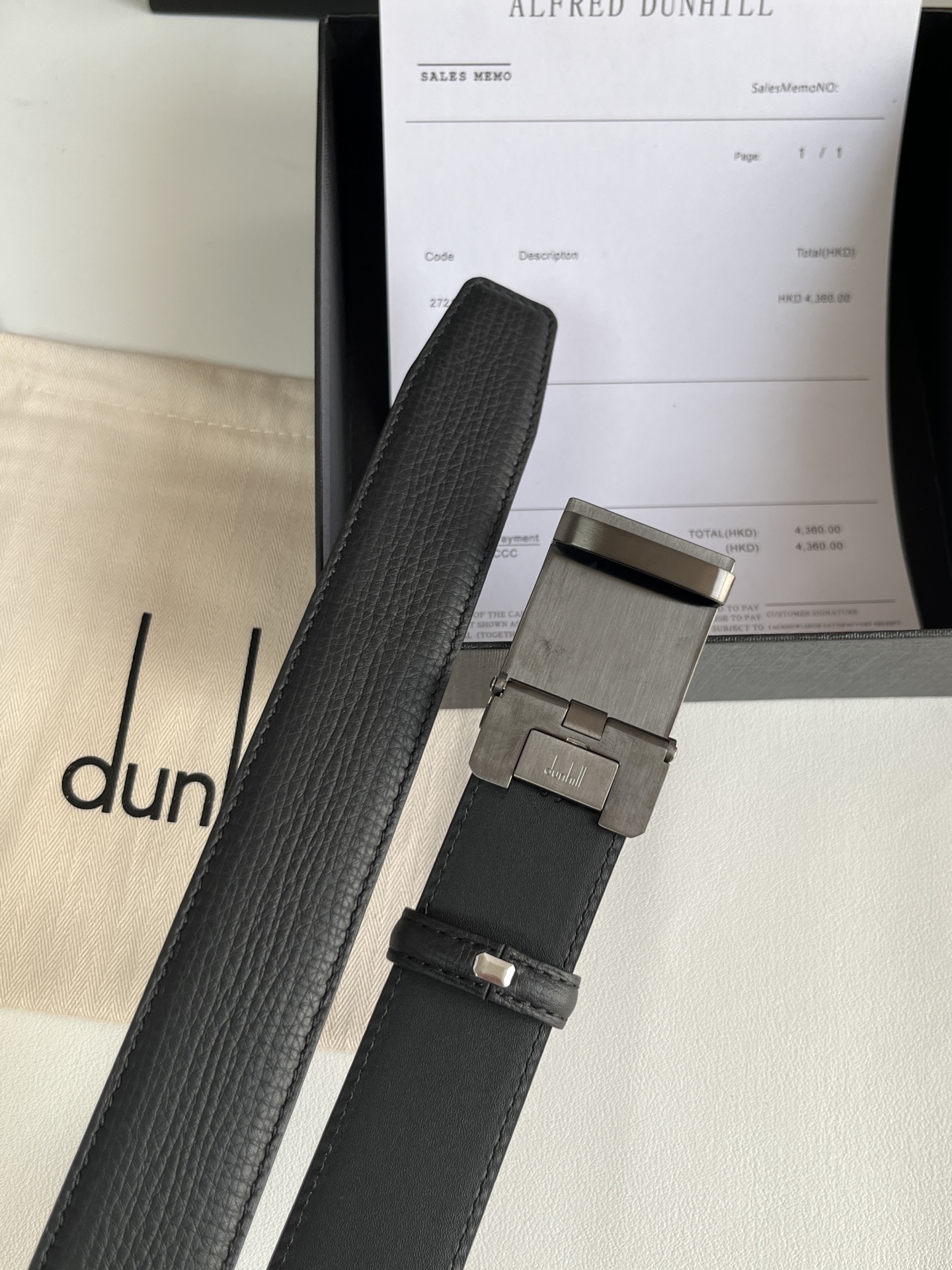 登喜路（Dunhill）是一家英國倫敦的男士奢侈品牌。皮帶以其精湛的工藝和經典的設計，成為男士配飾中的精品。皮帶的質感好、耐用性強，商務休閒百搭款！