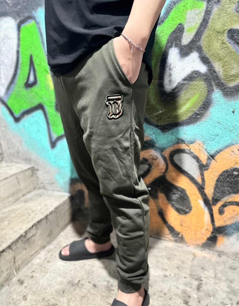 Burberry/巴寶莉 24Fw  TB格紋貼布立體刺繡棉質針織長褲  
面料採用400克洗水純棉毛圈棉質面料，訂染顏色後整蝕毛處理，對照原版做絲滑超柔處理，
布面肌理股線清晰明顯，垂感一級棒，做工精緻都到達外貿出口標準，
刺繡工藝採用百靈達刺繡機器，使刺繡顏色更加飽滿，繡花更加立體，
透氣舒適度高，細節無可挑剔，手感細膩柔軟！上身版型超贊！
顏色：黑色  軍綠
M1 size：S-XL
