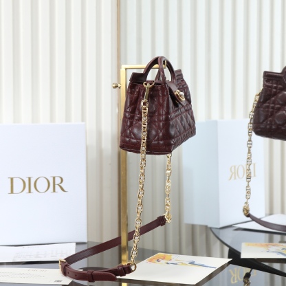 原廠級 酒紅色鏈條手袋
這款 Dior Jolie Top Handle 迷你鏈條手袋是二零二六早春成衣系列新品，呈現出優雅精緻的設計。採用黑色羊皮革精心製作，飾以藤格紋，翻蓋點綴以金色飾面金屬 CD 標誌和白色樹脂珠飾。內設一個隔層，可收納各種日常用品。搭配雙頂部手柄和可調節、可拆卸 CD 鏈條肩帶，肩帶由皮革帶和 CD 鏈環組成，飾以白色樹脂珠飾，可舒適手提、肩背或斜挎，可與日常或晚裝造型搭配。
