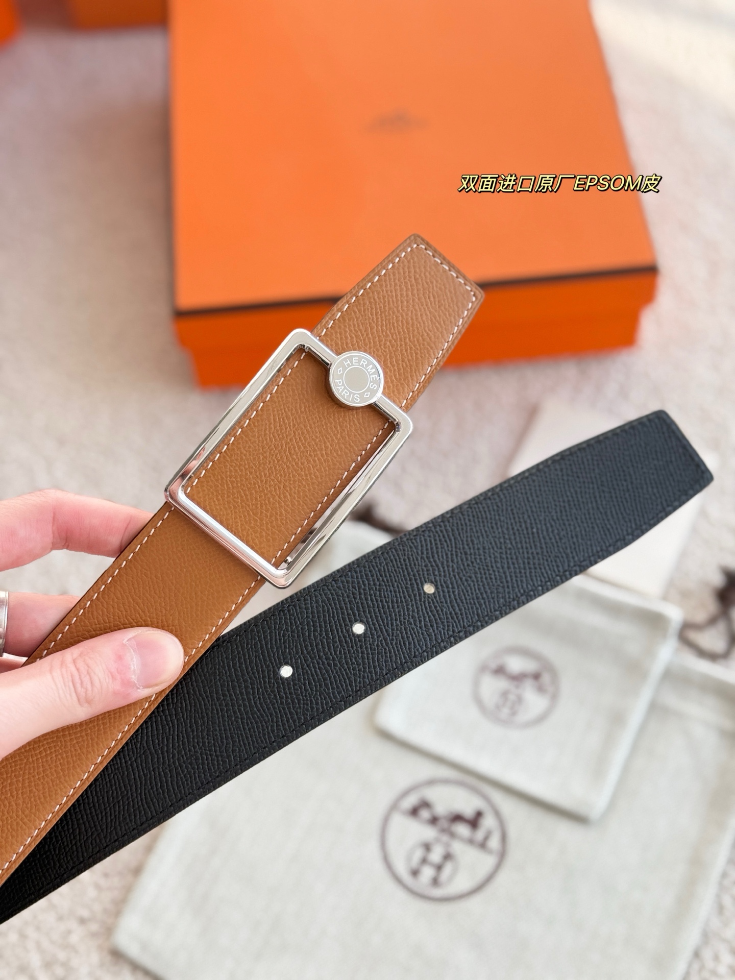 
❤️款 （ Y AA 080 ）OSCAR 精品五金 搭配双面进口Epsom 皮 宽度38MM 以其精湛工艺高品质材料和经典设计备受推崇 是男士腰带顶级选择 简约大气 适合商务和休闲场合 产品手感细腻 不仅是实用配饰 更是身份与品味的象征 ❤️