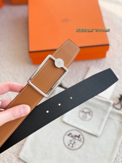 
❤️款 （ Y AA 080 ）OSCAR 精品五金 搭配双面进口Epsom 皮 宽度38MM 以其精湛工艺高品质材料和经典设计备受推崇 是男士腰带顶级选择 简约大气 适合商务和休闲场合 产品手感细腻 不仅是实用配饰 更是身份与品味的象征 ❤️