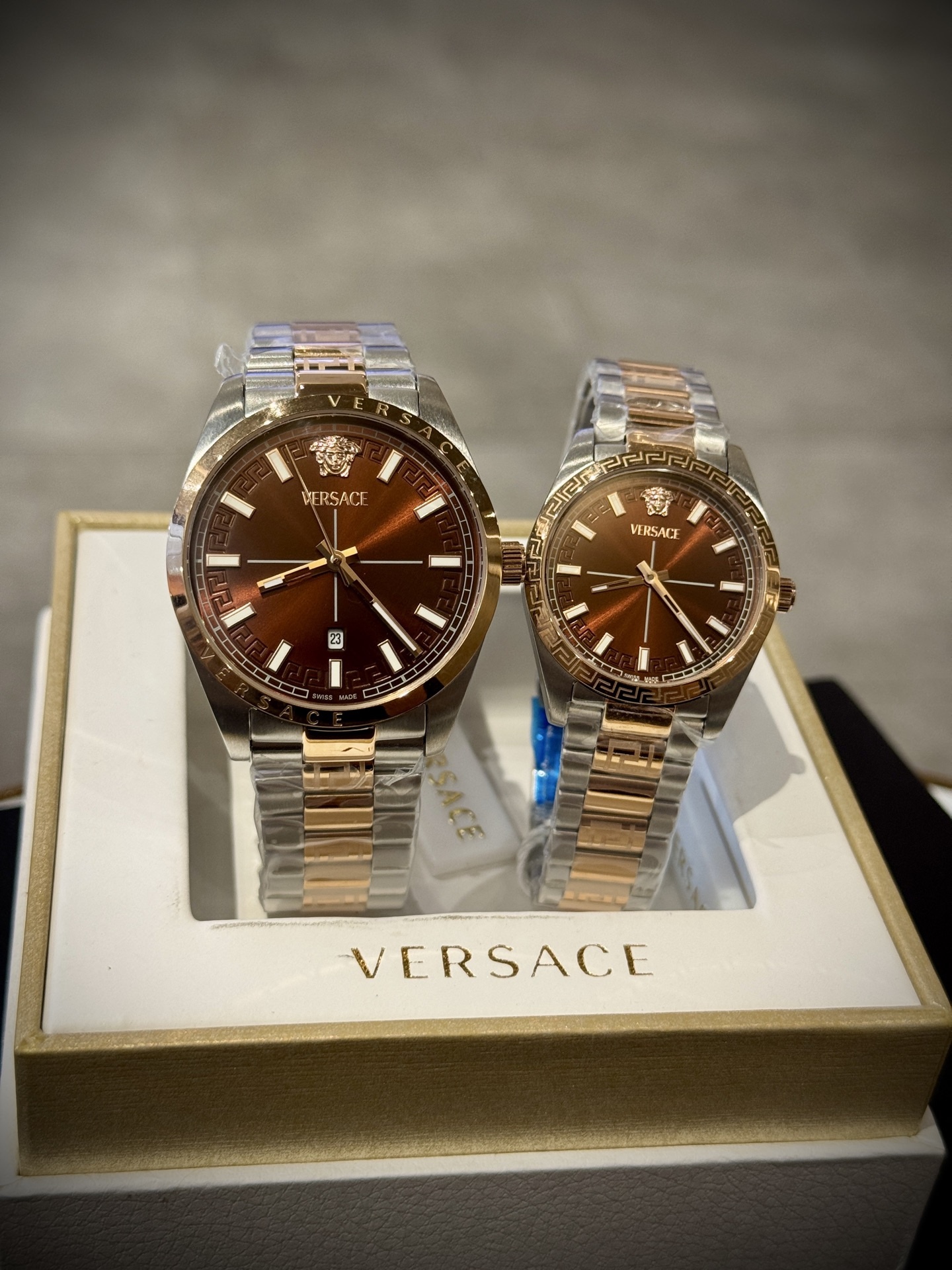 
Versace範思哲石英手錶，VERSACE MILLENYIUM  LADY系列，採用希臘回紋元素錶盤，12時位飾有美杜莎頭像展現範思哲經典圖案魅力，錶鏈印刻希臘回紋搭配雙按蝴蝶扣設計，兼具時尚與舒適，錶盤男款40mm 女款32mm 30米生活防水，進口石英機芯

立即搶購👉