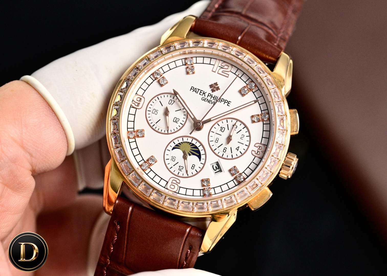 百達翡麗Patek Philippe驚艷登場，42毫米的表徑適配大眾男性手寸，非常商務可亦‬休閒。整表表殼手工雕刻花紋，視覺衝擊力強，令人過目不忘，實物質感更加優美。     
1⃣️搭配進口9100多功能機芯【非市場普通國產機芯】（零返修）功能（24小時,星期/星辰/月份）此腕表擁有38-48小時動力儲備.
2⃣️進口316L精鋼，採用18k品質爐內真空電鍍！
3⃣️搭配獨家定制方形鱗紋牛皮錶帶
4⃣️耐磨防刮藍寶石玻璃鏡面！
5⃣️30米生活防水等級.
百達翡麗（Patek Philippe） 簡約