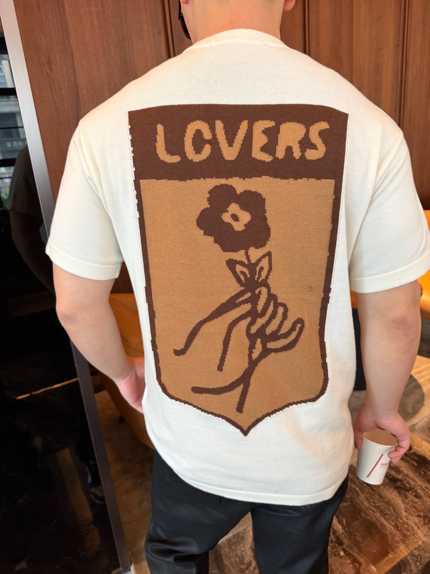 🔝LOUIS VUITTON LV 皮箱幾何圖針織短袖T恤
定織雲柔密紡棉針織料，嵌花提花織法，精細編織不僅確保了圖案的清晰度，還大大增強了織物的耐用性，成衣洗水加軟去味工藝，通過專業的洗滌設備和特定的洗滌劑，對衣物進行深度清潔和去味處理，改善衣物的手感和外觀，寬松版型
B Size：S-XL