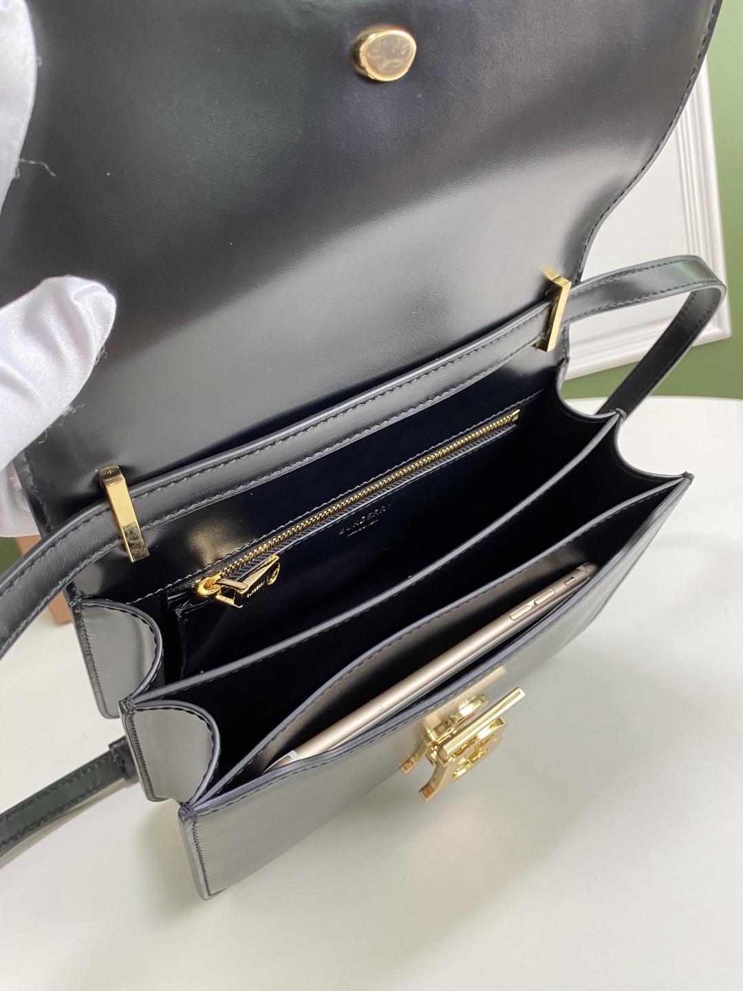 B家火爆🔥TB系列 “KINGDOM 王者之都” 簡潔利落的包身線條，質感和美貌度都超級感人，不經意的高級 ~ 金色標誌配著亮澤牛皮簡直復古至極 
這枚不爛大街 有辨識度 質感好 易搭配寶寶們喜歡嗎？😽
21 x 6 x 16cm🌟3311