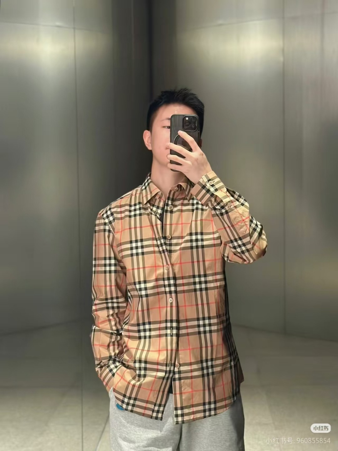 Burberry/巴寶莉 經典大格紋棉質長袖襯衫
面料採用雙股80支梭織小斜紋面料，格紋對位，
紗線定織定染，每個獨立的尺碼都是定位裁片，前幅，口袋，
袖子等部位都是對格對位的，工序複製，費時費料，採用純天然珍珠貝殼紐扣，
洗水嘜定制，多處手工一片一片激光剪裁對位，
所有工序，用料都是ZP做法，區別市面一眼假版本
此款更是絕對不能錯過的珍寶級別產物！！
顏色：卡其大格
S Size：S-XL