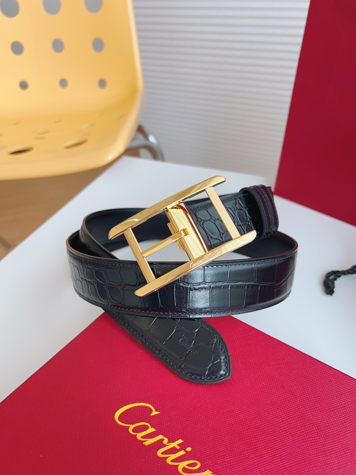 
Cartier（卡地亞）憑借匠心傑作展現與眾不同的美感，融合精湛工藝與經典設計，演繹雋永風格；瀟灑不羈，果敢獨立！此款式易搭配服飾；休閒正裝兩相宜。皮帶寬度：35mm