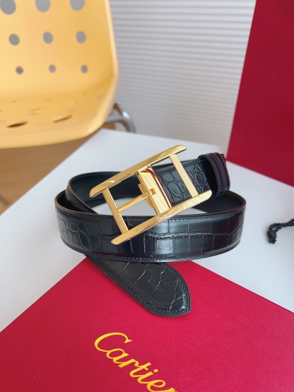 
Cartier（卡地亞）憑借匠心傑作展現與眾不同的美感，融合精湛工藝與經典設計，演繹雋永風格；瀟灑不羈，果敢獨立！此款式易搭配服飾；休閒正裝兩相宜。皮帶寬度：35mm