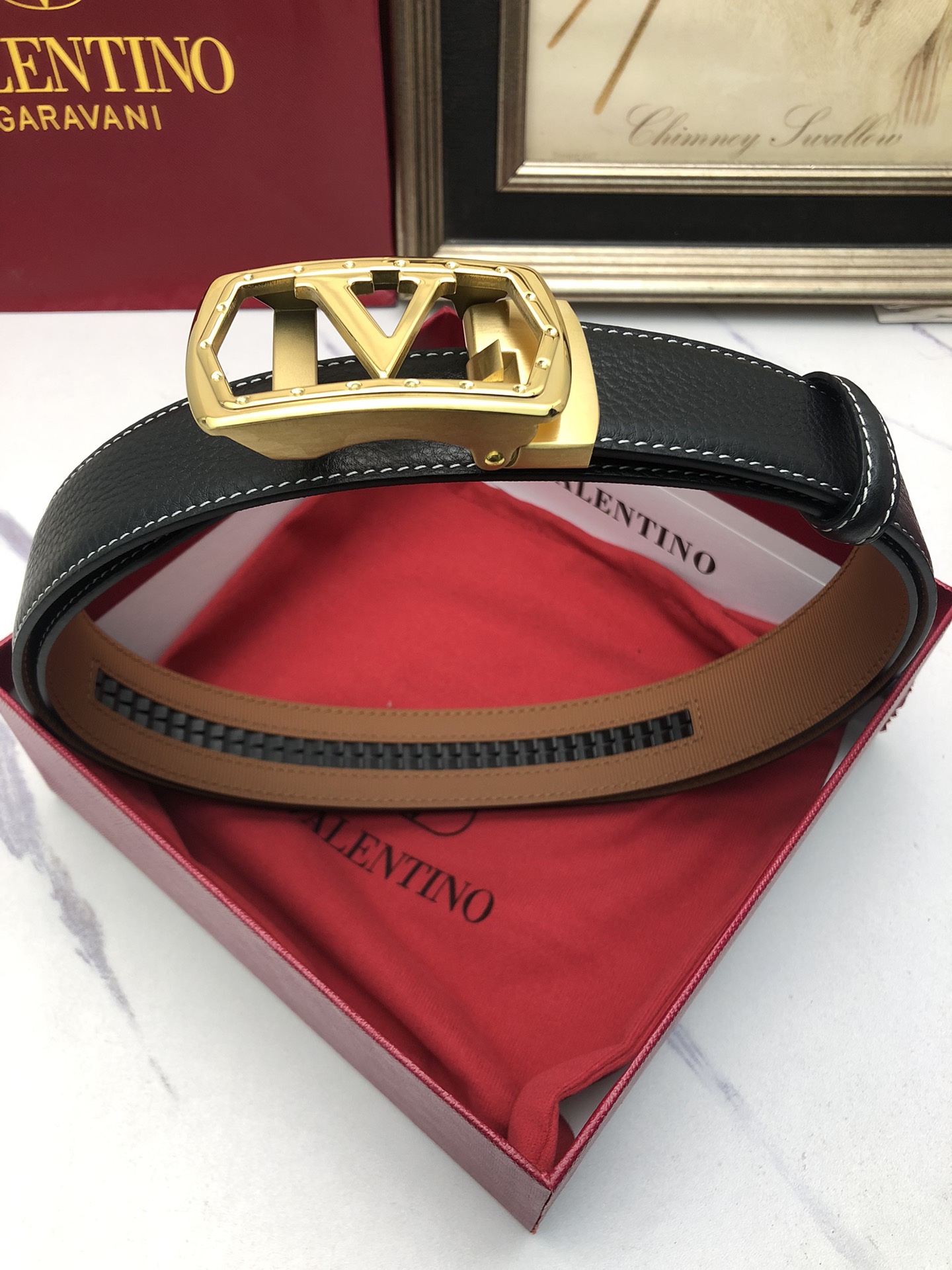 華倫天奴：原單頭層牛皮荔枝紋面，內襯頭層小牛皮底，搭配原單自動扣，可裁剪的自動帶，此款腰帶面雙採用意大利原定廠制進口牛皮帶身 ，對專版櫃足寬3.5