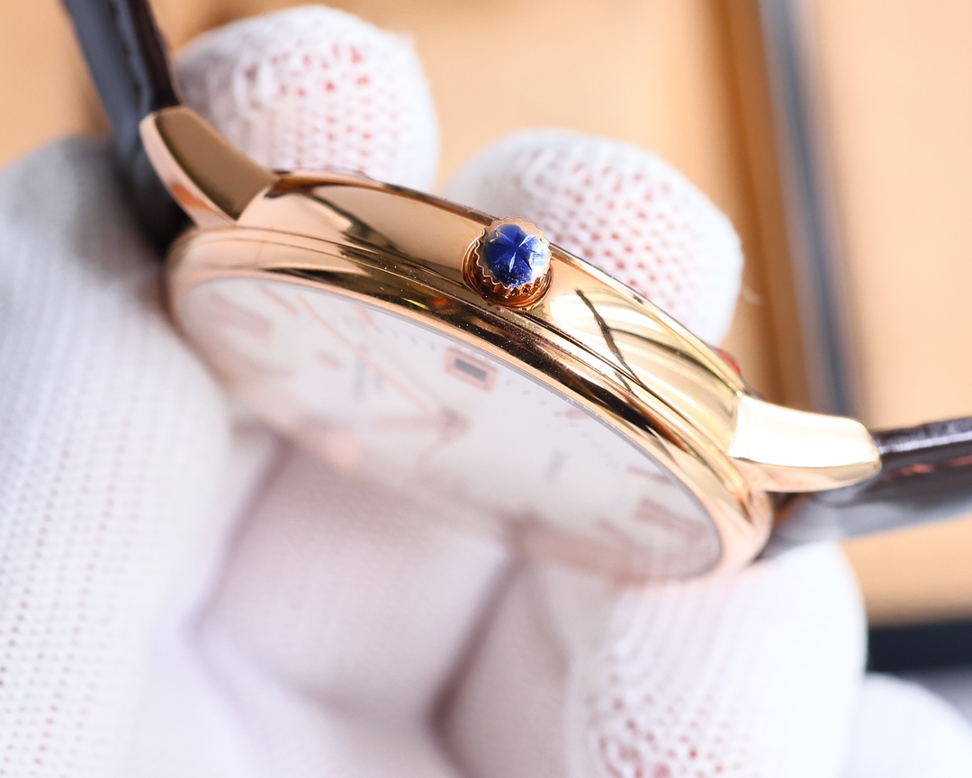 市場最高復刻 V4升級版本 江詩丹頓VC傳承系列85180腕表！
1⃣️【表殼】尺寸40MMX9MM，完美圓形的表殼，搭配微孤式表耳設計，使之更加貼合佩戴者的手腕。每一個成品殼套，都需經過MK嚴格的質量把控，方能還原正品獨特的質感。
2⃣️【機芯】9015鋼輪等部件均由MK制表師精工裝飾，自動擺陀更是鍍有18k金，最大限度呈現原裝精湛的工藝水平。
3⃣️【表鏡】前後兩片藍寶石玻璃鏡面，均有防眩暈鍍膜處理。
4⃣️【錶帶】雙層意大利小牛皮，搭配馬耳他十字針扣🔥AD出品 精品不斷🔥