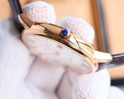 市場最高復刻 V4升級版本 江詩丹頓VC傳承系列85180腕表！
1⃣️【表殼】尺寸40MMX9MM，完美圓形的表殼，搭配微孤式表耳設計，使之更加貼合佩戴者的手腕。每一個成品殼套，都需經過MK嚴格的質量把控，方能還原正品獨特的質感。
2⃣️【機芯】9015鋼輪等部件均由MK制表師精工裝飾，自動擺陀更是鍍有18k金，最大限度呈現原裝精湛的工藝水平。
3⃣️【表鏡】前後兩片藍寶石玻璃鏡面，均有防眩暈鍍膜處理。
4⃣️【錶帶】雙層意大利小牛皮，搭配馬耳他十字針扣🔥AD出品 精品不斷🔥