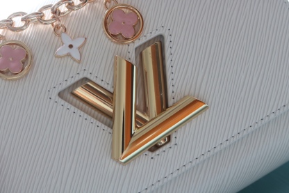 [玫瑰]最新款[玫瑰][玫瑰] 原版品質【獨家實拍 款號:50506/M11723/M11724/M11725 】
 本款 Twist 中號手袋擁有 Epi 皮革的考究肌理，搭配牛皮革內襯和光滑牛皮革飾邊。琺 Monogram 花卉懸掛於纖細鏈條，可拆卸並調節的肩帶實現肩背和斜挎選擇。17 x 9.5 x 23釐米(高 x 寬 x 長度)