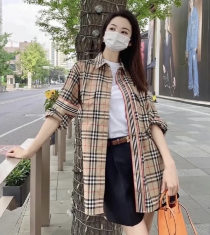 Burberry/巴寶莉 門襟袖口織帶格紋棉質長袖襯衫
面料採用雙股80支梭織斜紋面料，格紋對位，紗線定織定染，
每個獨立的尺碼都是定位裁片，前幅，口袋，
袖子等部位都是對格對位的，工序複製，費時費料，
採用純天然珍珠貝殼紐扣，洗水嘜定制，多處手工一片一片激光剪裁對位，
所有工序，用料都是ZP做法，區別市面一眼假版本
裝飾品牌典藏 復古大格紋，BUR粉絲的衣櫥珍藏款式,尤其是對於忠實的BUR粉來說，
此款更是絕對不能錯過的珍寶級別產物！
顏色：門襟袖口織帶
S Size：S-XL