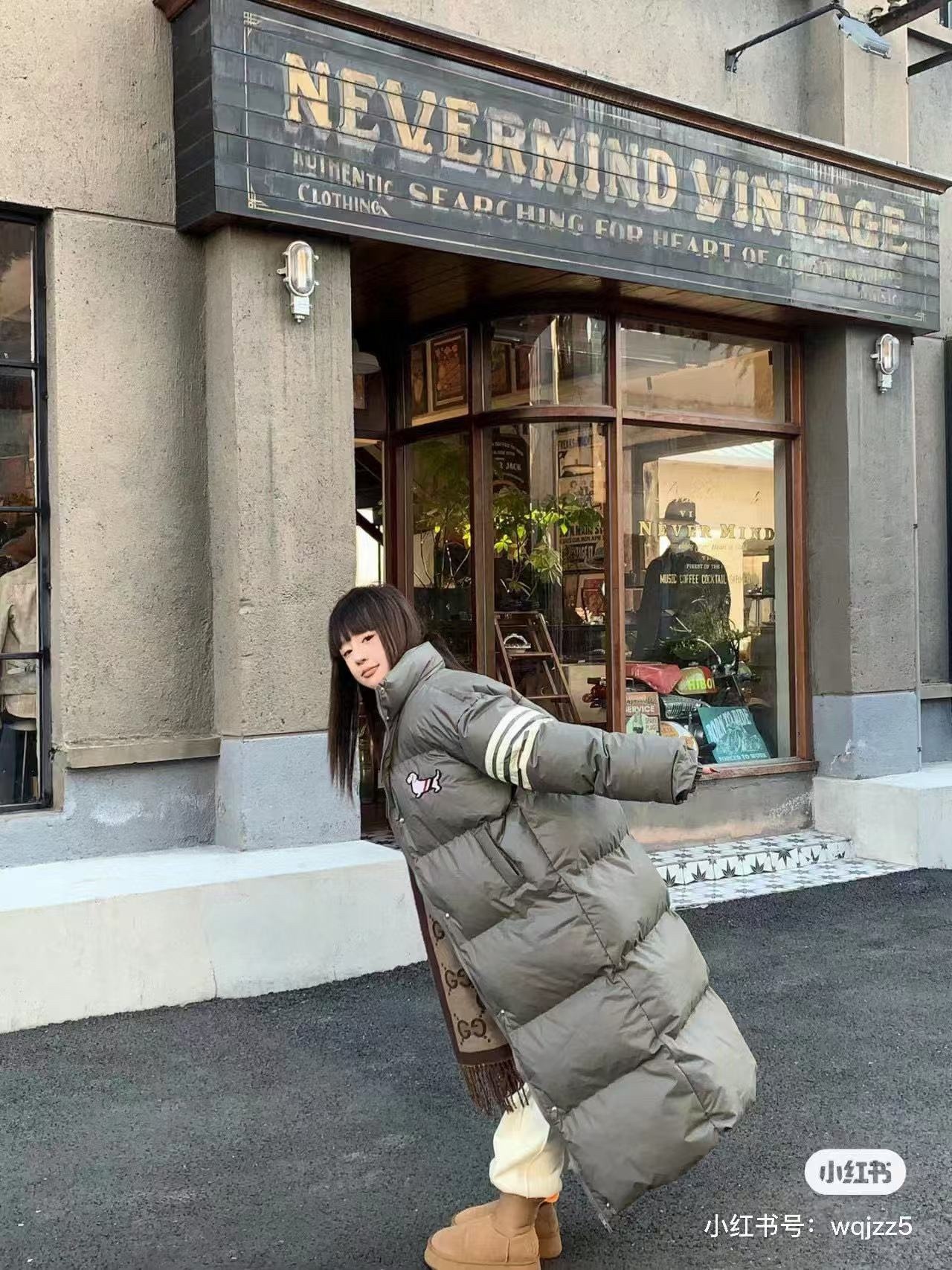 THOM BROWNE/湯姆布朗TB 四槓小狗長款羽絨服
採用進口90鴨絨填充 內外里加雙層內膽不會跑毛 高密度防風抗寒功能性面料 手感柔軟舒適  工藝更是精湛 嚴防鑽絨 採用國際先進的真空充絨技術 增加空氣隔層 不損傷羽線 能保持羽原有的柔軟性、彈性及手感 將羽絨的保暖性發揮到最佳！
N Size：S-M