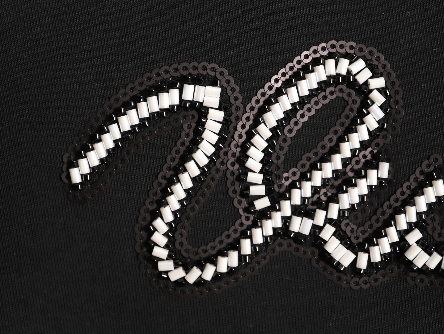 🔝LOUIS VUITTON LV 串珠刺繡標識短袖T恤
正品10400購入，32支緊密精梳棉，配套1*1羅紋，毛料酵洗，進口刺繡，定制1：1繡珠繡片，定制1：1商標，寬松版型
A Size：S-XL