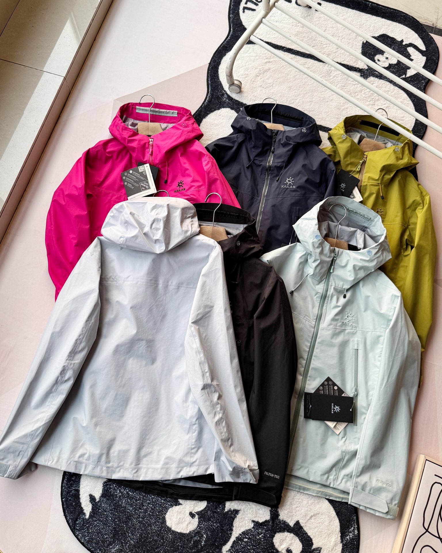 KAILAS凱樂石博格達衝鋒衣！防風防水透氣保溫，六色可選！面料採用與100D Gore-Tex Pro同級防護科技，人性化剪裁設計立體剪裁在肩部、肘部預留充足活動空間，背負重包時也不會束縛動作。風帽後側設有抽繩調節系統，暴雨時收緊可防止雨水糊臉；袖口採用鈎環固定，大幅活動時不易移位。透氣與輕量平衡腋下雙拉鍊設計能在運動時形成有效通風。整體重量控制得當，長途徒步不會造成負擔。可拆卸內膽：三合一設計最驚喜的是羽絨內膽
羽絨內膽特別輕便，保暖效果很好；可拆卸，很方便穿脫，拆掉羽絨內膽，就是一件風殼