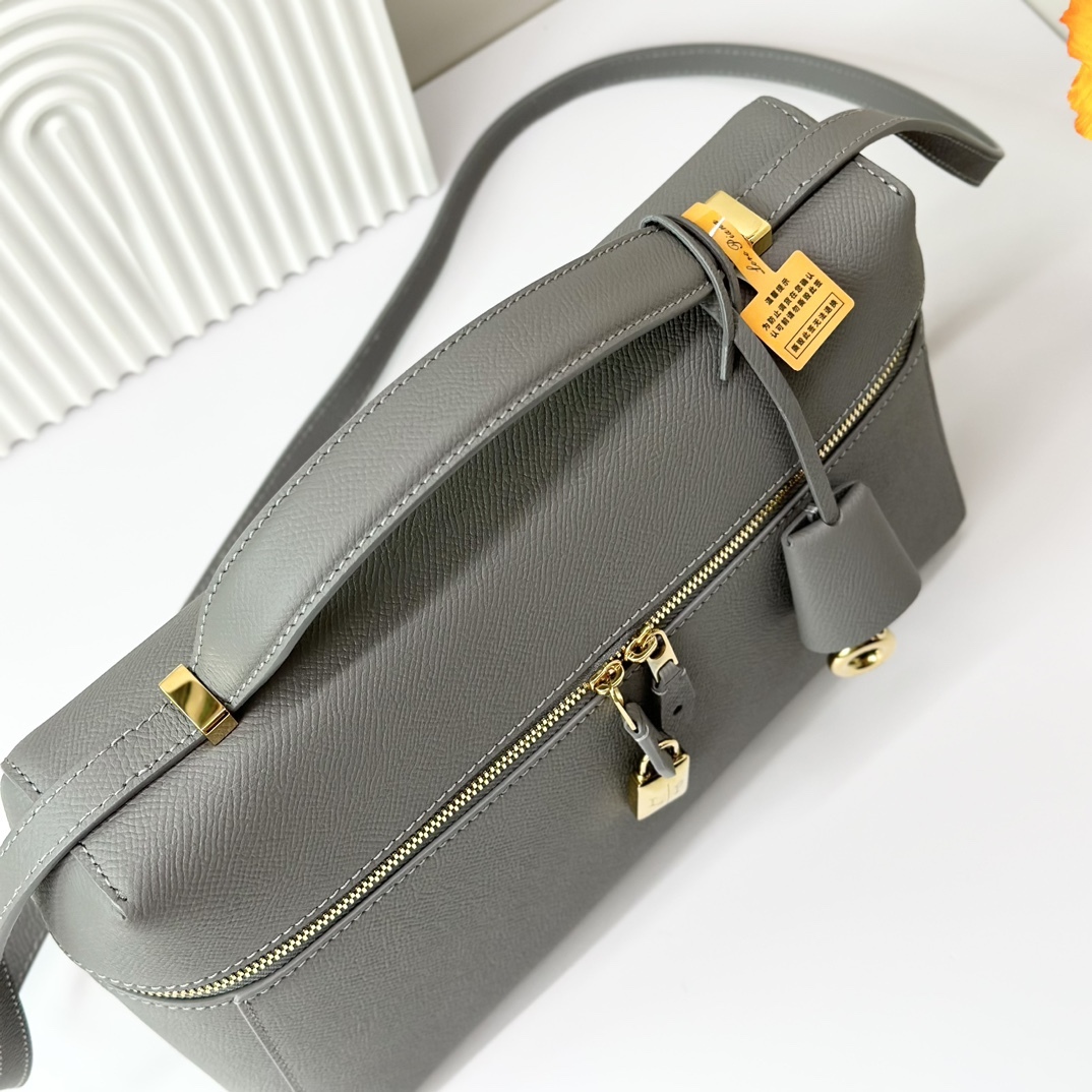 𝓛𝓸𝓻𝓸 𝓟𝓲𝓪𝓷𝓪 諾悠翩雅
𝑬𝒙𝒕𝒓𝒂 𝑩𝒂𝒈 𝑳𝟐𝟕 
寬開口加大容量斜挎包，包型設計更立體更有型，包身採用進口原廠小牛皮，手感柔軟而獨特，包包內部結構多了內袋。雙向加長拉鍊開合，配有My Charms金色金屬掛飾（LP特級純鋼五金配件）
size：27*16*10釐米
配全套專櫃禮盒包裝🎁