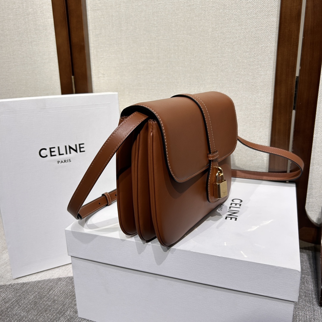 CELINE TABOU全新復古郵差包~是新一季個人覺得最耐看包型 進口牛皮/內里羊皮 全套包裝 隨意對比[愛心]
尺寸：22 *16 *7cm
款號搜：196583