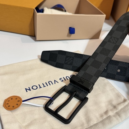 
寬度：3.5cm Frog 雙面腰帶以創意筆觸展現千禧潮流風範，巧妙致敬鄉村搖滾文化。做舊皮革令 Damier 格紋流露復古韻致，圓潤方形搭扣回溯品牌經典硬箱元素🆚