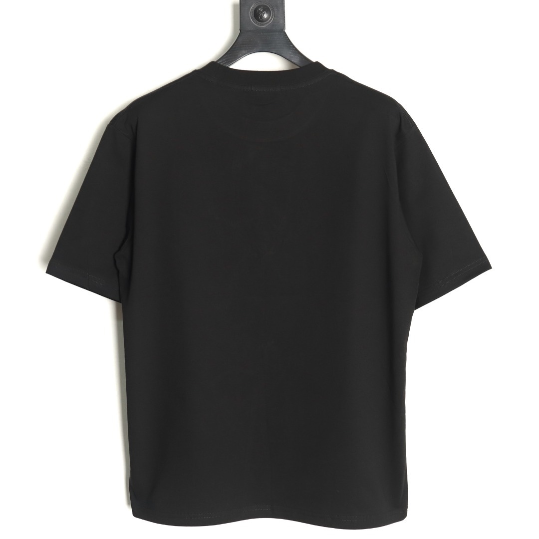 Loewe/羅意威 25ss 塗鴉彩繪植絨印花短袖T恤
260g棉質布料40支雙紗面料，無蝕塵‬毛藝工‬處布理‬面，紡織密度高，垂感佳，不易變形。
厚織感加上緊密紡紗工藝，不會影響Tee的透氣性，成色的飽和度很高
胸前撞色塗鴉彩繪植絨印花工藝
版型上身效果好，百搭好看的一款T恤，寬松版型遮肉顯瘦不挑人
顏色: 白色，黑色
S Size：S-XL