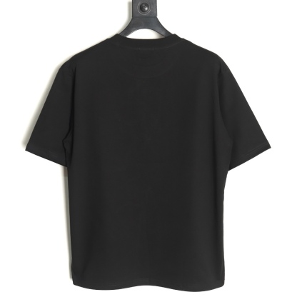 Loewe/羅意威 25ss 塗鴉彩繪植絨印花短袖T恤
260g棉質布料40支雙紗面料，無蝕塵‬毛藝工‬處布理‬面，紡織密度高，垂感佳，不易變形。
厚織感加上緊密紡紗工藝，不會影響Tee的透氣性，成色的飽和度很高
胸前撞色塗鴉彩繪植絨印花工藝
版型上身效果好，百搭好看的一款T恤，寬松版型遮肉顯瘦不挑人
顏色: 白色，黑色
S Size：S-XL