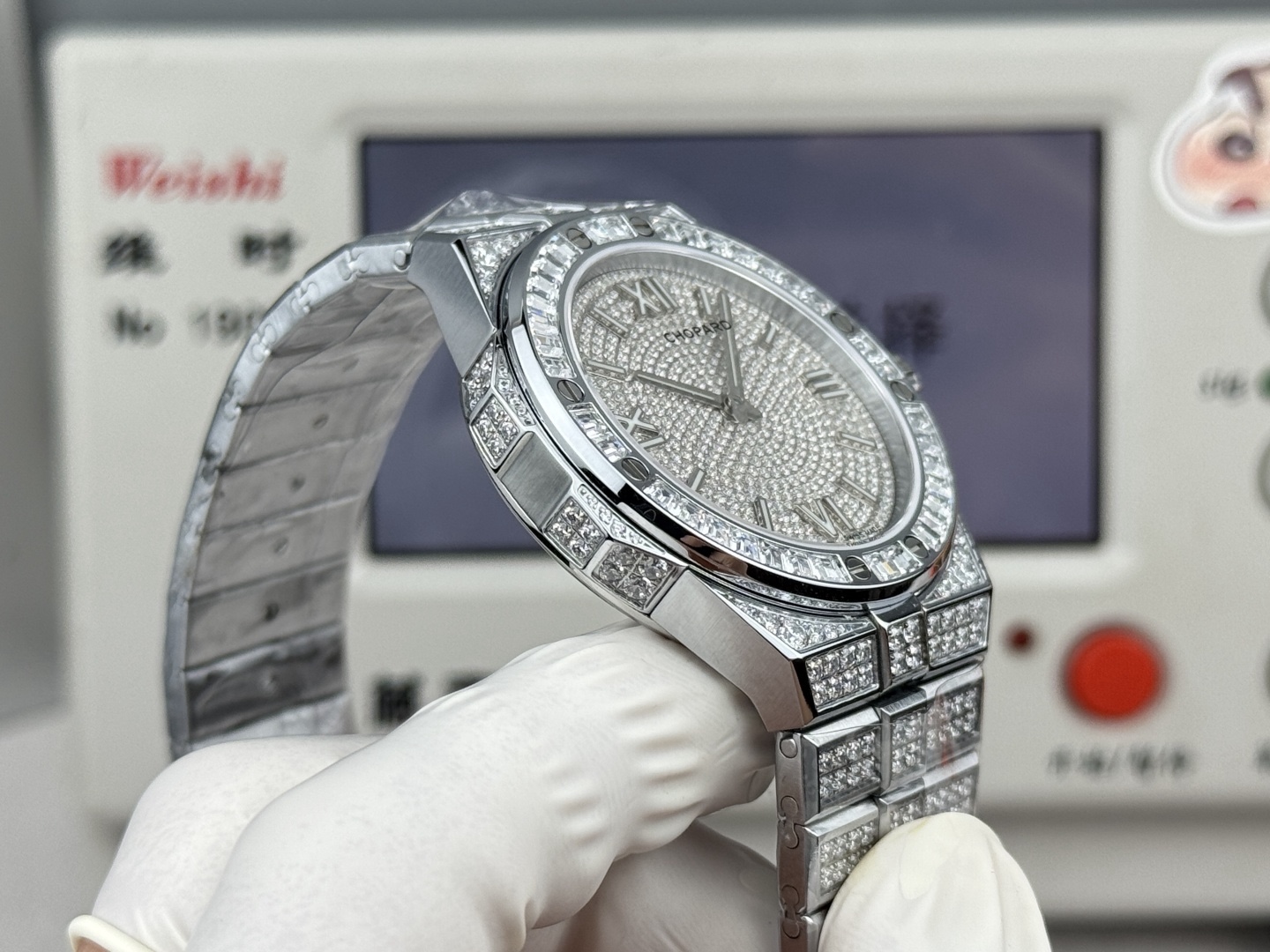 Factory 獨家力作👍
蕭邦AlpineEagle雪山傲翼系列
🌈彩T鑽🌟變色龍🦎滿天星✨限量款及隱藏款首推
如炬目光，比擬暗夜星芒⛰️於山川湖海間🌊洞見紳士願景與磅礡未來👔
尺寸：原裝一致41mmX9.7mm
機芯：9015改Chopard 01.01-c
錶鏈：獨家原版開模金磚型鏈節一體式錶鏈
岩石紋錶盤，鍍銠羅馬數字，時針及分針時標均覆以Super-LumiNova® X1級螢光塗層
致獻當代“雄鷹”，志存高遠之人在日常生活中超邁群倫，其視野啓迪人心、昇華情志。憑借遠見和決心，