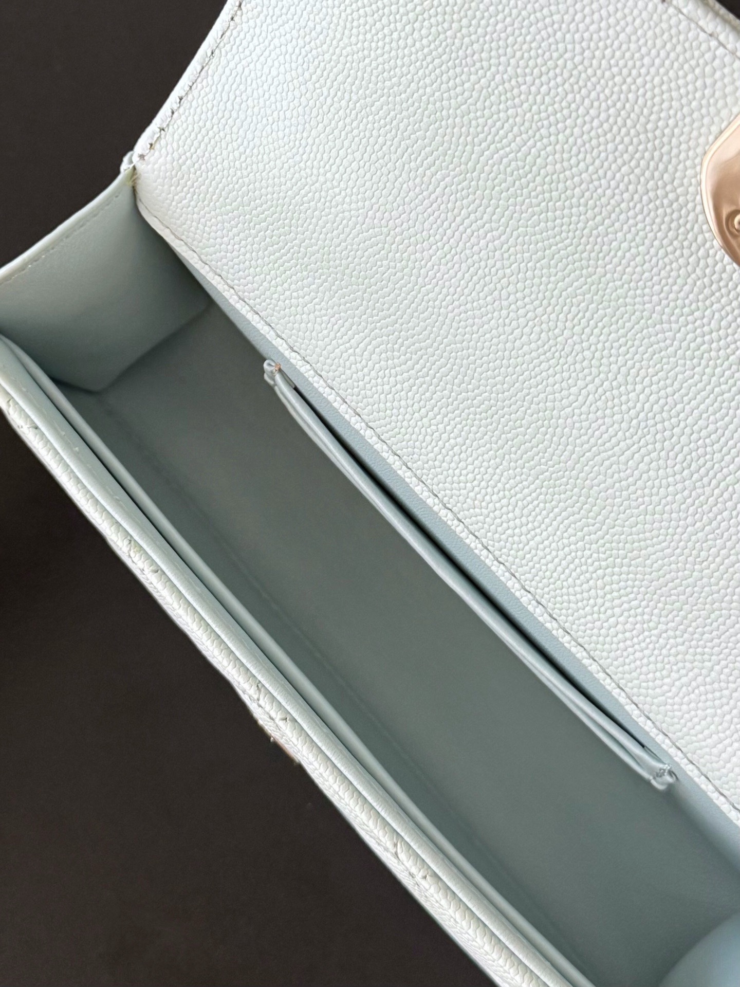 Chanel 25S 新款本季 最火的小球牛皮Kelly 手柄包
這顆絕對是黑馬
第一眼看到就深深愛上💕
顏值不必說 直接閉眼入不會錯
很好打理 也是百搭型
實現了單背斜挎腋下背手拎的效果📷
簡直就是福音〰️
很精緻 值得珍藏🔝

五金：全鋼18K淺金
皮料：獨家Haas小牛皮
尺寸：𝟏8*𝟏0*4.𝟓 𝚌𝚖
型號：AS3238