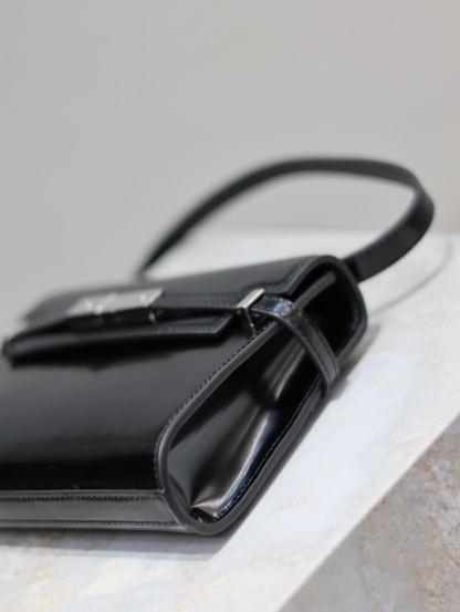 Manhattan mini_腋下/斜挎包
曼哈頓的經典造型，給人一種氣場很大的感覺！全包採用原廠牛皮精心製作，翻蓋中央的金屬搭扣是曼哈頓系列的標誌性元素，包內有一卡袋，無其他多餘隔層，所以自重超級輕！可以肩背 斜挎及腋下背法。整體風格幹練又率性，是超級簡約耐看又大方的款式！
型號：727766
尺寸：19×14×4cm