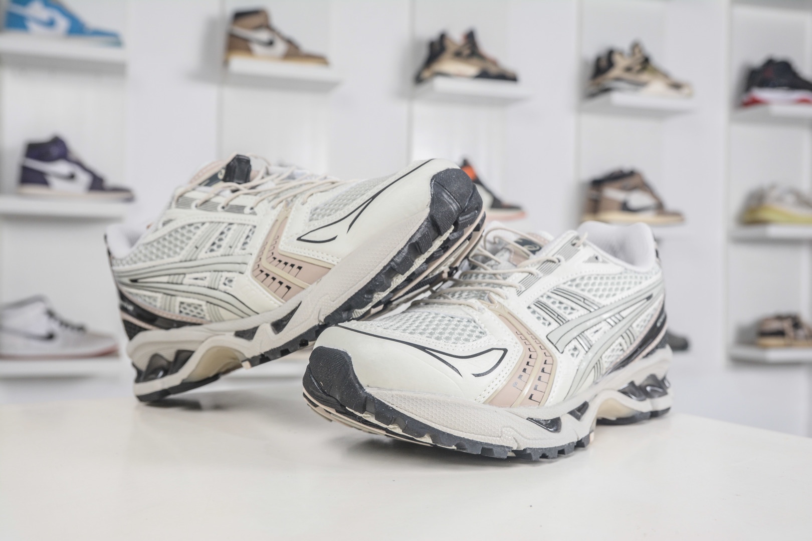 Asics Gel-Kayano 14  亚瑟士运动休闲透气专业跑鞋 
货号:1203A549 021
尺码：36 37 37.5 38 39 39.5 40 40.5 41.5 42 42.5 43.5 44 45